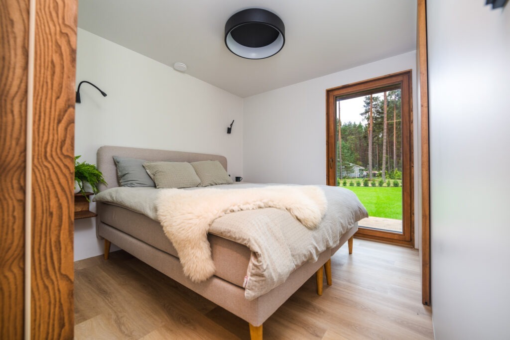 Foto de cama king size tomada de la habitación de la cama