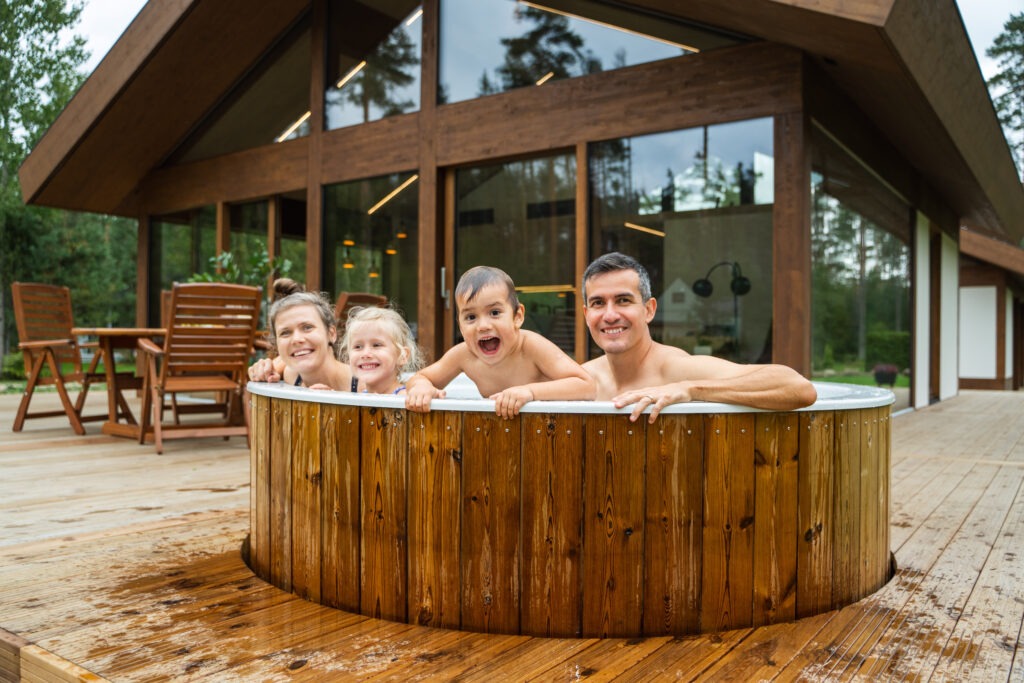 Famille dans un bain à remous