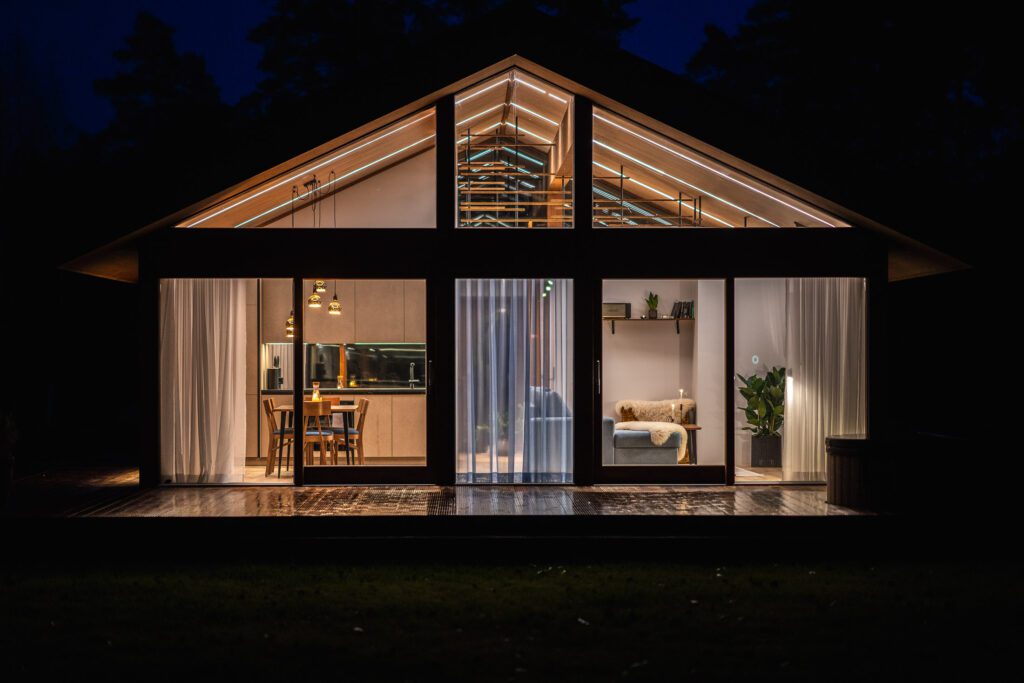 100% off-grid huis van buitenaf &#39;s nachts