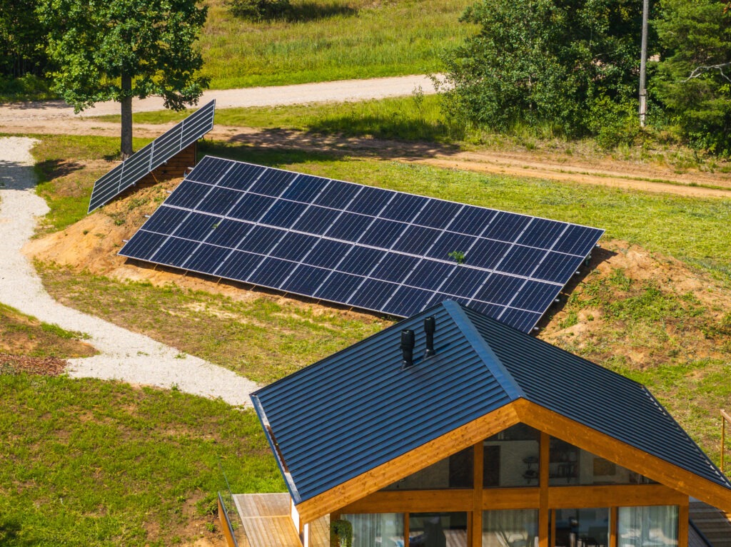 Paneles solares y casa.