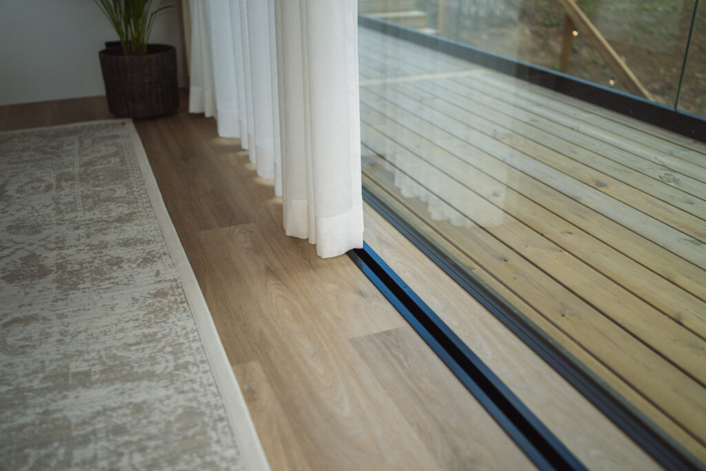 Air-to-air heatpump floor heating