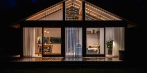 100% off-grid huis van buitenaf &#39;s nachts